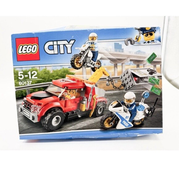 LEGO City Police Tow Truck Trouble 60137 Retired! (144 Pieces) Damaged Box - Picture 1 of 9
